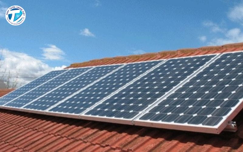 Tấm pin năng lượng mặt trời 500W trên hệ thống điện mặt trời.